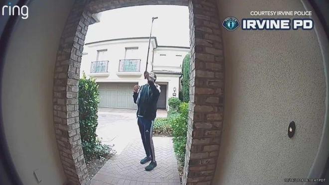 通缉一名男子使用自拍杆女孩卧室尊龙凯时app注意：尔湾警方(图1)